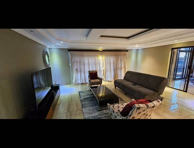 5 BEDROOM HOUSE FOR SALE IN SERALA VIEW